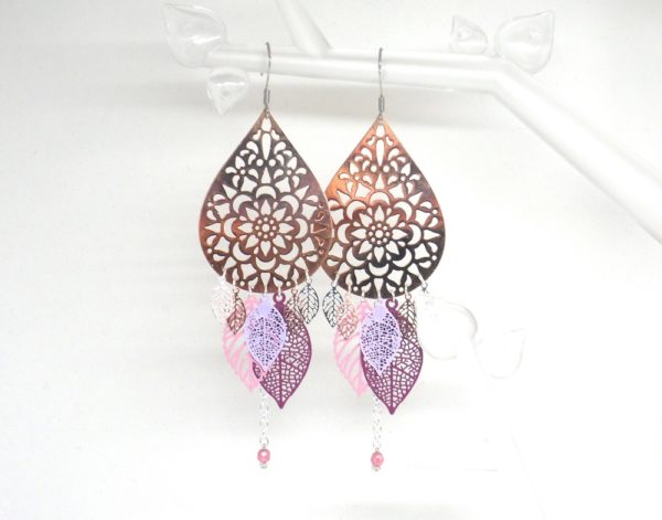 Boucles d'oreilles gouttes or rose violet mauve rose fines estampes fleuries feuilles perles attrape-rêve dreamcatcher bijou en édition très limitée par Odacassie les créations de Cassandre bijoux et accessoires faits main bijoux poétiques bohèmes romantiques idée cadeau femme