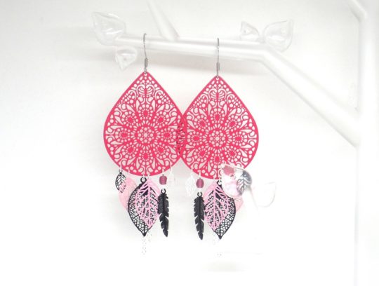 Boucles d'oreilles framboise rose argenté noir estampes gouttes fleuries plumes feuilles et perles en verre de Bohême pièce unique par Odacassie les créations de Cassandre bijoux et accessoires faits main bijoux poétiques bijoux bohèmes bijoux romantiques idée cadeau femme