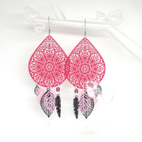Boucles d'oreilles framboise rose argenté noir estampes gouttes fleuries plumes feuilles et perles en verre de Bohême pièce unique par Odacassie les créations de Cassandre bijoux et accessoires faits main bijoux poétiques bijoux bohèmes bijoux romantiques idée cadeau femme