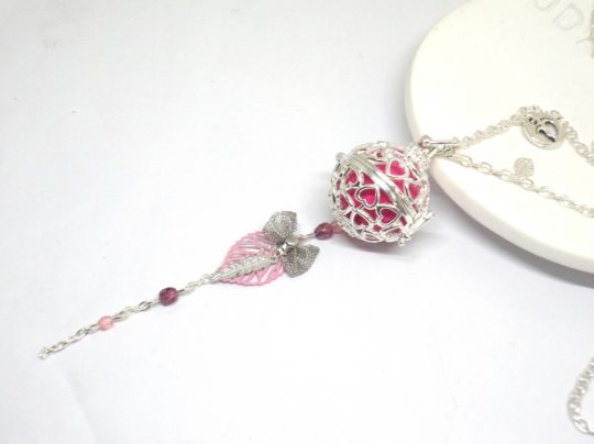 Bijou de grossesse cage coeurs camaïeu de rose argenté plume petit noeud feuilles perles pièce unique bola de grossesse personnalisé par Odacassie les créations de Cassandre bijoux et accessoires faits main bijoux poétiques bohèmes romantiques idée cadeau naissance idée cadeau femme enceinte idée cadeau grossesse