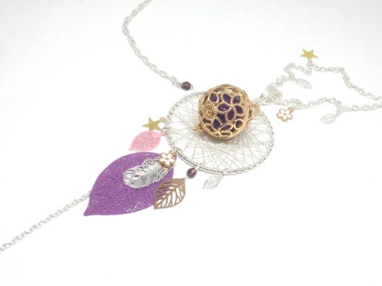 Bijou de grossesse doré violet mauve rose argenté feuilles fleurs plume perles étoiles pièce unique bola de grossesse par Odacassie les créations de Cassandre bijoux et accessoires faits main bijoux poétiques bohèmes romantiques idée cadeau naissance idée cadeau grossesse idée cadeau femme enceinte