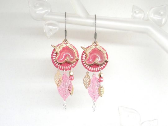 Boucles d'oreilles licornes au choix rose violet ou noir boucles d'oreilles licornes doré esprit attrape-rêves bijou en édition limitée par Odacassie les créations de Cassandre bijoux et accessoires faits main bijoux poétiques bijoux bohèmes bijoux romantiques