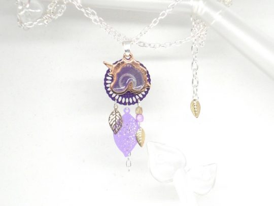 Collier licorne au choix violet rose ou noir esprit attrape-rêves doré feuilles perles rosace par Odacassie les créations de Cassandre bijoux et accessoires faits main bijoux poétiques bijoux bohèmes bijoux romantiques