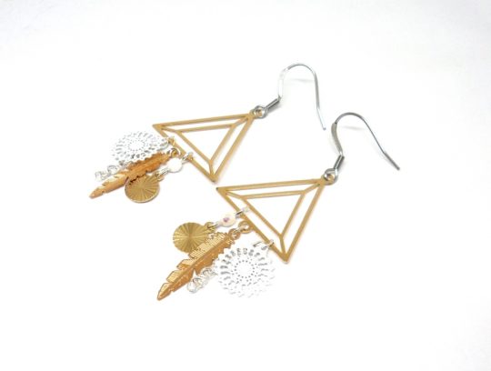 Boucles d'oreilles triangles blanc doré argenté graphiques plumes perles pièce unique par Odacassie les créations de Cassandre bijoux et accessoires faits main bijoux poétiques bohèmes romantiques idée cadeau femme