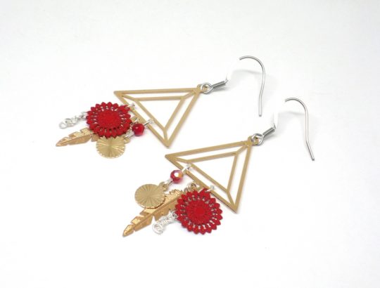 Boucles d'oreilles graphiques rouge doré argenté triangles plumes perles pièce unique par Odacassie les créations de Cassandre bijoux et accessoires faits main bijoux poétiques bohèmes romantiques