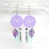 Boucles d'oreilles attrape-rêves mauve violet vert d'eau et argenté avec fines estampes rosaces feuilles plumes et perles en verre de Bohême acier inoxydable par Odacassie les créations de Cassandre bijoux et accessoires faits main bijoux poétiques bijoux bohèmes bijoux romantiques idée cadeau femme