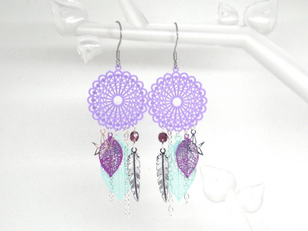 Boucles d'oreilles attrape-rêves mauve violet vert d'eau et argenté avec fines estampes rosaces feuilles plumes et perles en verre de Bohême acier inoxydable par Odacassie les créations de Cassandre bijoux et accessoires faits main bijoux poétiques bijoux bohèmes bijoux romantiques idée cadeau femme