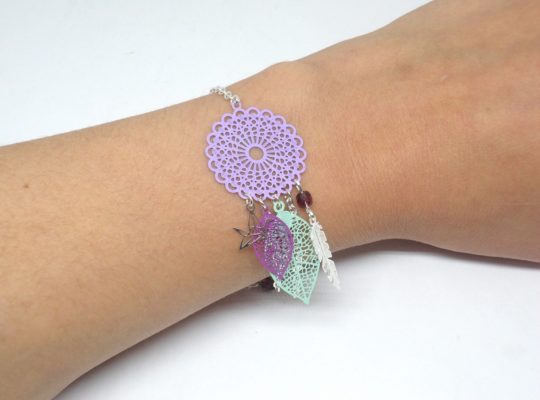 Bracelet attrape-rêves mauve violet vert d'eau et argenté avec fines estampes rosaces feuilles plumes et perles en verre de Bohême par Odacassie les créations de Cassandre bijoux et accessoires faits main bijoux poétiques bijoux bohèmes bijoux romantiques idée cadeau femme