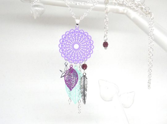 Sautoir attrape-rêves mauve violet vert d'eau et argenté avec fines estampes rosaces feuilles plumes et perles en verre de Bohême par Odacassie les créations de Cassandre bijoux et accessoires faits main bijoux poétiques bijoux bohèmes bijoux romantiques idée cadeau femme long collier