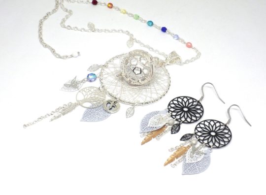 Bola de grossesse et boucles d'oreilles attrape-rêves coordonnées commande sur mesure blanc gris argenté noir doré rosaces feuilles plumes oiseaux perles arc en ciel par Odacassie les créations de Cassandre bijoux et accessoires faits main bijoux poétiques bijoux bohèmes bijoux romantiques idée cadeau femme enceinte idée cadeau naissance idée cadeau grossesse