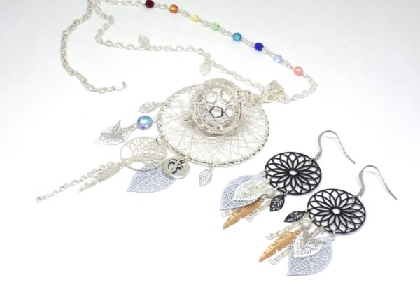 Bola de grossesse et boucles d'oreilles attrape-rêves coordonnées commande sur mesure blanc gris argenté noir doré rosaces feuilles plumes oiseaux perles arc en ciel par Odacassie les créations de Cassandre bijoux et accessoires faits main bijoux poétiques bijoux bohèmes bijoux romantiques idée cadeau femme enceinte idée cadeau naissance idée cadeau grossesse