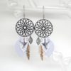 Bola de grossesse et boucles d'oreilles attrape-rêves coordonnées commande sur mesure blanc gris argenté noir doré rosaces feuilles plumes oiseaux perles arc en ciel par Odacassie les créations de Cassandre bijoux et accessoires faits main bijoux poétiques bijoux bohèmes bijoux romantiques idée cadeau femme enceinte idée cadeau naissance idée cadeau grossesse