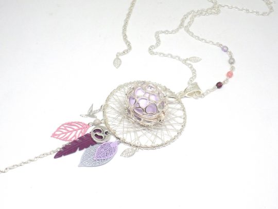 Bola de grossesse pomme d'amour coeurs mauve violet rose argenté gris perles feuilles plume oiseau petits pieds attrape-rêves pièce unique par Odacassie les créations de Cassandre bijoux et accessoires faits main bijoux poétiques bijoux bohèmes bijoux romantiques idée cadeau naissance idée cadeau grossesse idée cadeau femme enceinte