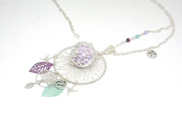 Collier de grossesse fleurs de tiaré arbre de vie feuilles oiseaux perles attrape-rêves dreamcatcher mauve violet vert d'eau argenté bola de grossesse pièce unique par Odacassie les créations de Cassandre bijoux et accessoires faits main bijoux poétiques bijoux bohèmes bijoux romantiques idée cadeau naissance idée cadeau femme enceinte idée cadeau grossesse