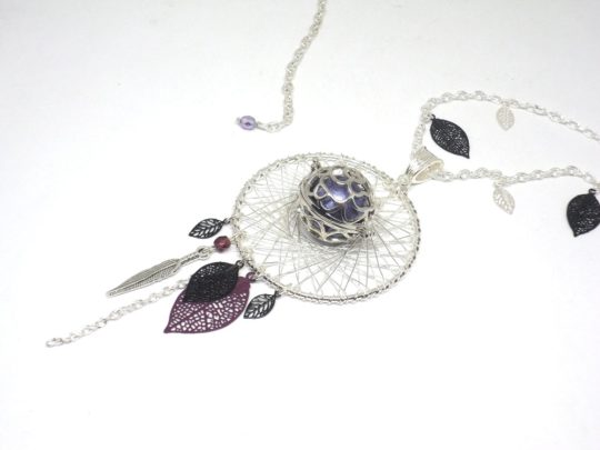 Bola de grossesse prune noir argenté violet irisé attrape-rêves dreamcatcher plume feuilles perles cage fleur pièce unique par Odacassie les créations de Cassandre bijoux et accessoires faits main bijoux poétiques bijoux bohèmes bijoux romantiques idée cadeau naissance idée cadeau grossesse idée cadeau femme enceinte