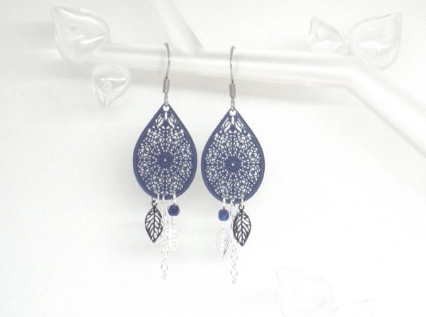 Boucles d'oreilles gouttes bleu marine noir argenté feuilles perles estampes par Odacassie les créations de Cassandre bijoux et accessoires faits main bijoux poétiques bijoux bohèmes bijoux romantique idée cadeau Noël