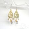 Boucles d'oreilles dorées et blanches fines estampes feuilles étoiles coeurs lunes perles sequins pièce unique par Odacassie les créations de Cassandre bijoux et accessoires faits main bijoux poétiques bijoux bohèmes bijoux romantiques bijoux fêtes de fin d'année soirée