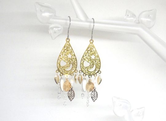 Boucles d'oreilles dorées et blanches fines estampes feuilles étoiles coeurs lunes perles sequins pièce unique par Odacassie les créations de Cassandre bijoux et accessoires faits main bijoux poétiques bijoux bohèmes bijoux romantiques bijoux fêtes de fin d'année soirée