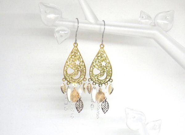 Boucles d'oreilles dorées et blanches fines estampes feuilles étoiles coeurs lunes perles sequins pièce unique par Odacassie les créations de Cassandre bijoux et accessoires faits main bijoux poétiques bijoux bohèmes bijoux romantiques bijoux fêtes de fin d'année soirée