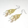 Boucles d'oreilles dorées et blanches fines estampes feuilles étoiles coeurs lunes perles sequins pièce unique par Odacassie les créations de Cassandre bijoux et accessoires faits main bijoux poétiques bijoux bohèmes bijoux romantiques bijoux fêtes de fin d'année soirée