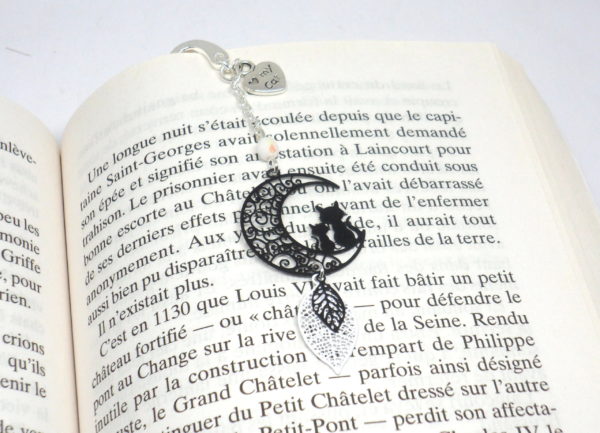 Marque-page chats au clair de lune noir argenté blanc marque page métal par Odacassie les créations de Cassandre bijoux et accessoires faits main bijoux poétiques bijoux bohèmes bijoux romantiques idée cadeau lecture