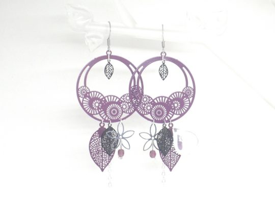 Boucles d'oreilles prune noir argenté avec estampes rosaces stylisées feuilles, fleurs et perles en verre de Bohême, crochets en acier inoxydable acier chirurgical par Odacassie les créations de Cassandre bijoux poétiques bijoux bohèmes bijoux romantiques idée cadeau femme