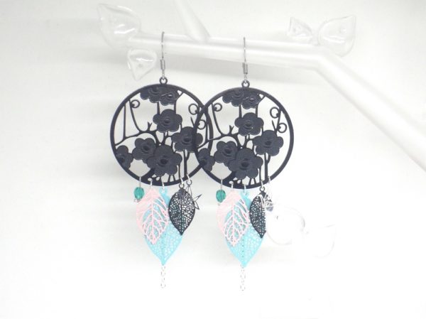 Boucles d'oreilles réalisées sur mesure commande personnalisée fines estampes acier inoxydable noir argenté vert menthe vert émeraude rose tendre par Odacassie les créations de Cassandre bijoux et accessoires faits main bijoux faits main bijoux poétiques bijoux bohèmes bijoux romantiques idée cadeau femme