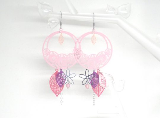 Boucles d'oreilles rose violet argenté or rose estampes rosaces stylisées feuilles fleurs perles acier inoxydable par Odacassie les créations de Cassandre bijoux et accessoires faits main bijoux poétiques bijoux bohèmes bijoux romantiques