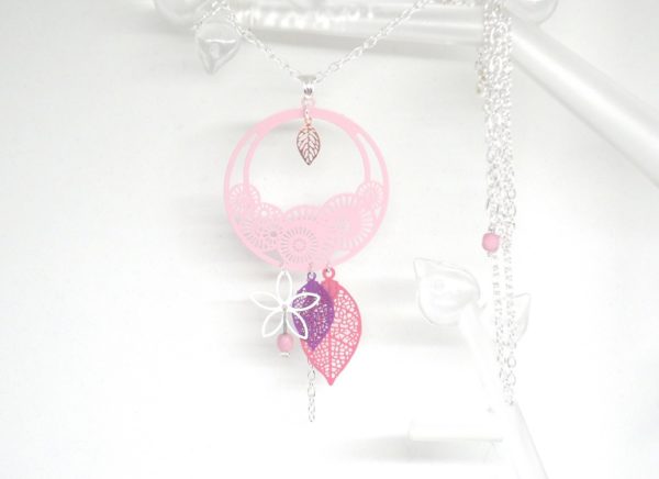 Sautoir rose violet or rose argenté rosaces stylisées feuilles fleur perles long collier par Odacassie les créations de Cassandre bijoux et accessoires faits main bijoux poétiques bijoux bohèmes bijoux romantiques idée cadeau femme