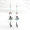 Boucles d'oreilles ampoules électriques avec chats noirs sur leur barque nuages perles feuilles noir doré blanc bleu lagon argenté par Odacassie les créations de Cassandre bijoux et accessoires faits main bijoux poétiques bijoux bohèmes bijoux romantiques idée cadeau femme