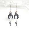 Boucles d'oreilles ampoules électriques avec chats blancs et gris feuilles et perles doré noir par Odacassie les créations de Cassandre bijoux et accessoires faits main bijoux poétiques bijoux bohèmes bijoux romantiques idée cadeau femme