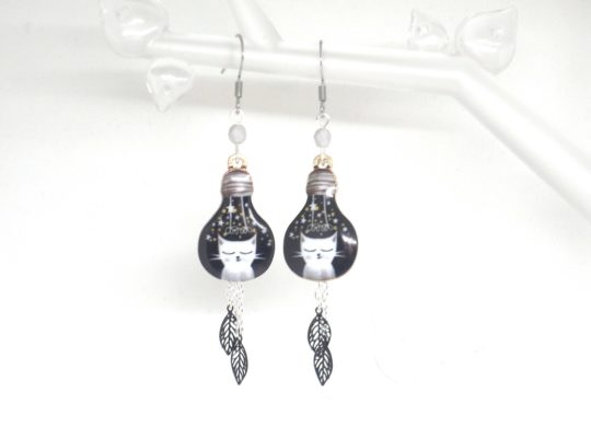 Boucles d'oreilles ampoules électriques avec chats blancs et gris feuilles et perles doré noir par Odacassie les créations de Cassandre bijoux et accessoires faits main bijoux poétiques bijoux bohèmes bijoux romantiques idée cadeau femme