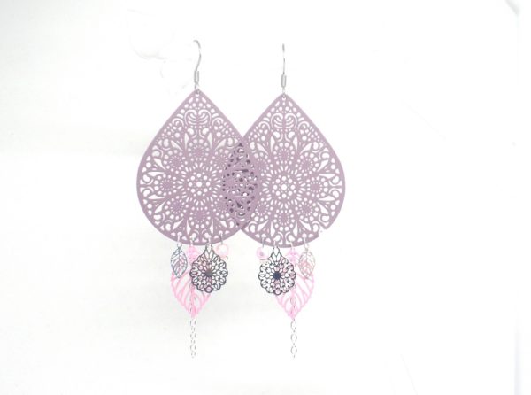 Boucles d'oreilles vieux mauve rose argenté gouttes fleuries feuilles perles en verre de Bohême acier inoxydable acier chirurgical pièce unique par Odacassie les créations de Cassandre bijoux et accessoires faits main bijoux poétiques bijoux bohèmes bijoux romantiques idée cadeau femme