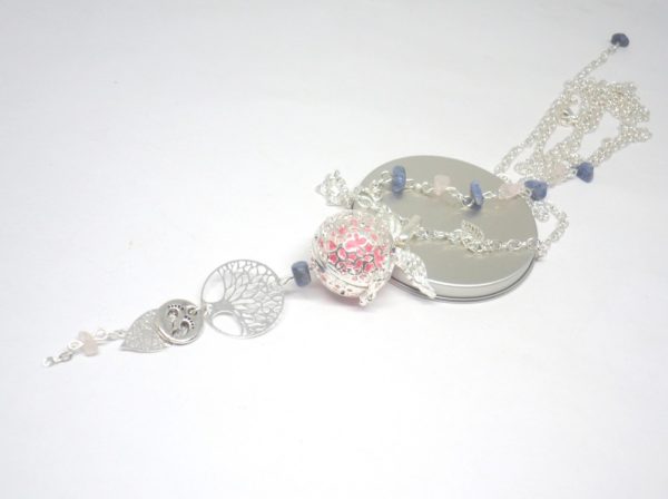 Bola de grossesse lapis lazuli quartz rose arbre de vie feuilles petits pieds pierres gemmes bijou de grossesse par Odacassie les créations de Cassandre bijoux et accessoires faits main bijoux poétiques bijoux bohèmes bijoux romantiques