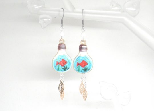 Boucles d'oreilles poissons rouges ampoules électriques feuilles perles doré blanc argenté rouge bleu par Odacassie les créations de Cassandre bijoux et accessoires faits main bijoux poétiques bijoux bohèmes bijoux romantiques idée cadeau femme