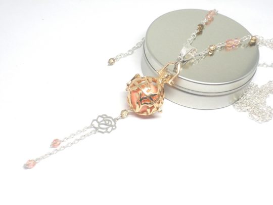 Collier de grossesse doré argenté rose fleur arabesques feuillage bola de grossesse pièce unique réalisée sur mesure par Odacassie les créations de Cassandre bijoux et accessoires faits main bijoux poétiques bijoux bohèmes bijoux romantiques idée cadeau naissance idée cadeau grossesse idée cadeau femme enceinte