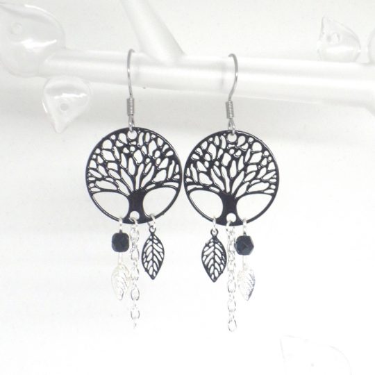 Boucles d'oreilles arbres de vie noires argentées feuilles perles estampes acier inoxydable acier chirurgical par Odacassie les créations de Cassandre bijoux faits main bijoux poétiques bijoux bohèmes bijoux romantiques idée cadeau femme