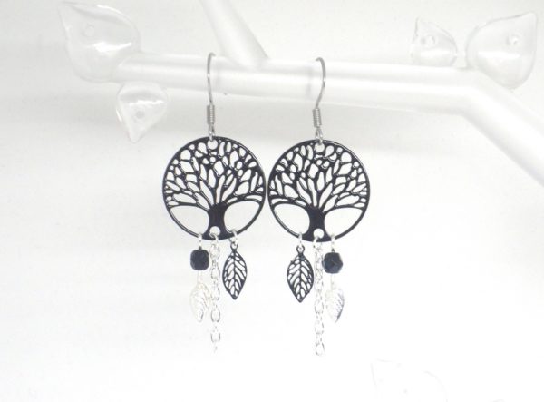 Boucles d'oreilles arbres de vie noires argentées feuilles perles estampes acier inoxydable acier chirurgical par Odacassie les créations de Cassandre bijoux faits main bijoux poétiques bijoux bohèmes bijoux romantiques idée cadeau femme