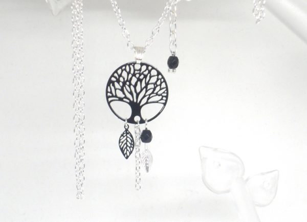 Collier arbre de vie noir argenté estampes feuilles perles par Odacassie les créations de Cassandre bijoux et accessoires faits main bijoux poétiques bijoux bohèmes bijoux romantiques idée cadeau femme