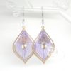 Boucles d'oreilles métal doré fil synthétique violet éventails sequins dorés et perles en verre de Bohême crochets acier inoxydable par Odacassie les créations de Cassandre bijoux et accessoires faits main bijoux poétiques bijoux bohèmes bijoux romantiques idée cadeau femme