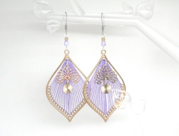 Boucles d'oreilles métal doré fil synthétique violet éventails sequins dorés et perles en verre de Bohême crochets acier inoxydable par Odacassie les créations de Cassandre bijoux et accessoires faits main bijoux poétiques bijoux bohèmes bijoux romantiques idée cadeau femme