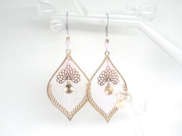 Boucles d'oreilles fil rose sur métal doré eventails sequins dorés perles crochets acier inoxydable acier chirurgical par Odacassie les créations de Cassandre bijoux et accessoires faits main bijoux poétiques bijoux bohèmes bijoux romantiques