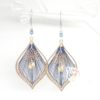 Boucles d'oreilles bleu marine et doré fil synthétique éventails estampes sequins dorés perles acier inoxydable par Odacassie les créations de Cassandre bijoux et accessoires faits main bijoux poétiques bijoux bohèmes bijoux romantiques idée cadeau femme