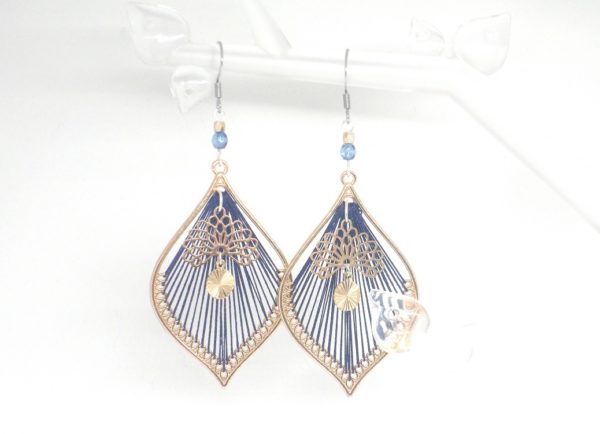 Boucles d'oreilles bleu marine et doré fil synthétique éventails estampes sequins dorés perles acier inoxydable par Odacassie les créations de Cassandre bijoux et accessoires faits main bijoux poétiques bijoux bohèmes bijoux romantiques idée cadeau femme