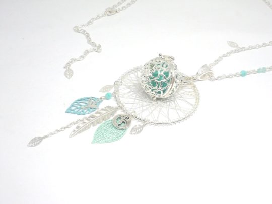 Bijou de grossesse turquoise clair vert d'eau et argenté avec cage coeurs feuilles plume petits pieds oiseau colibri perles en verre de Bohême bola de grossesse pièce unique sur mesure par Odacassie les créations de Cassandre bijoux et accessoires faits main idée cadeau grossesse idée cadeau femme enceinte idée cadeau naissance