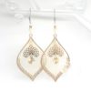 Boucles d'oreilles crème doré argenté fil sur métal doré estampes éventails sequins dorés perles par Odacassie les créations de Cassandre bijoux et accessoires faits main bijoux poétiques bijoux bohèmes bijoux romantiques idée cadeau femme