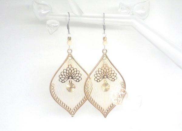 Boucles d'oreilles crème doré argenté fil sur métal doré estampes éventails sequins dorés perles par Odacassie les créations de Cassandre bijoux et accessoires faits main bijoux poétiques bijoux bohèmes bijoux romantiques idée cadeau femme