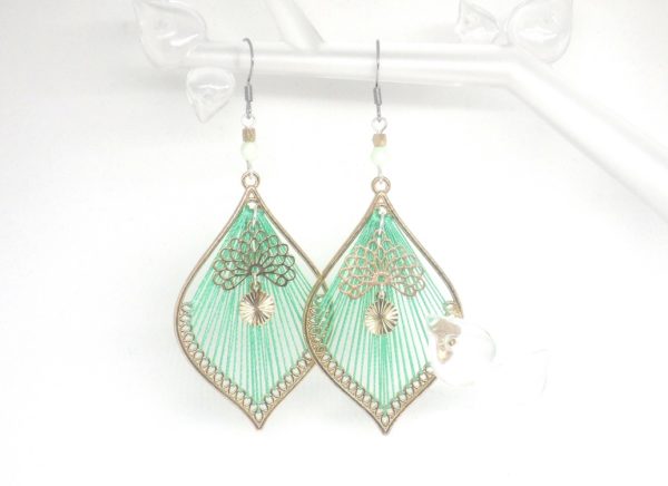 Boucles d'oreilles fil vert sur connecteurs dorés estampes éventails sequins dorés perles crochets acier inoxydable acier chirurgical par Odacassie les créations de Cassandre bijoux et accessoires faits main bijoux poétiques bijoux bohèmes idée cadeau femme