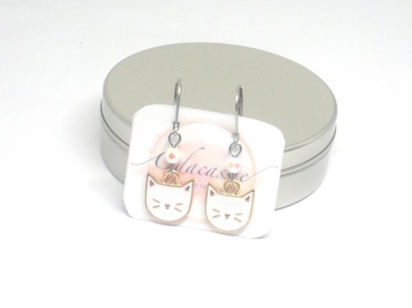 Boucles d'oreilles enfants chats blancs dormeuses acier inoxydable doré argenté perles en verre de Bohême bijou enfant boucles d'oreilles enfants par Odacassie les créations de Cassandre bijoux et accessoires faits main bijoux poétiques bijoux bohèmes bijoux romantiques idée cadeau petite fille idée cadeau fillette