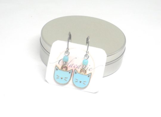 Boucles d'oreilles petite fille chats bleus dormeuses acier inoxydable doré argenté perles en verre de Bohême bijou enfant boucles d'oreilles enfants par Odacassie les créations de Cassandre bijoux et accessoires faits main bijoux poétiques bijoux bohèmes bijoux romantiques idée cadeau petite fille idée cadeau fillette